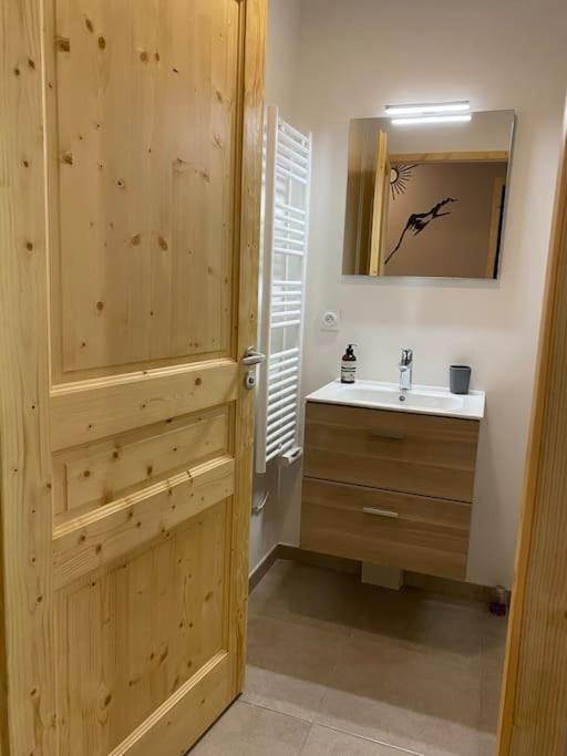 Gorgeous 2 Bedroom, 2 Full Bath, Ski In Apartment! Winner Of 2025 And 2024 Traveller Award! Морзін Екстер'єр фото